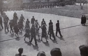 Na czele studenckiej kolumny pochodu inauguracyjnego Studencki Komitet Organizacyjny przed wejsciem do gmachu Akademii Gorniczej 31.05.1945 - Jubileusz 80-lecia Politechniki Krakowskiej