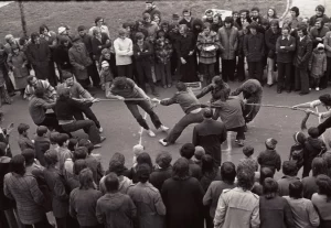 Przeciaganie liny 20 04 1975 Bydgoska - Jubileusz 80-lecia Politechniki Krakowskiej