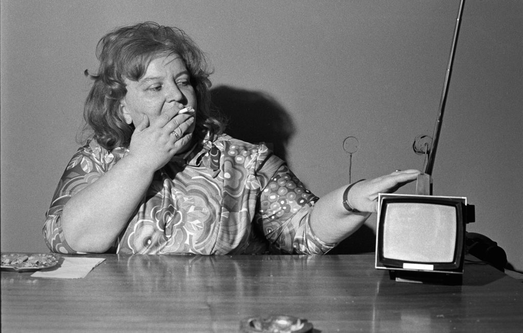 ST 13 1975 kwiecien Irena Borgieł 3 Kierowniczka stołówki siedzi przy stole z papierosem
