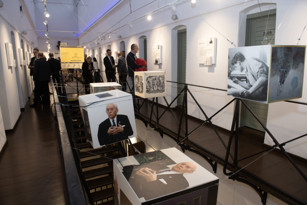 Wystawa w muzeum PK. Na pierwszym planie widać kostki sześcienne ze zdjęciami prezentującymi Wiktora Zina oraz Zdzisława Beksińskiego przy pracy