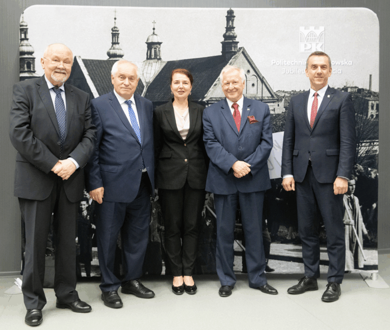 Do wspólnego zdjęcia pozują obecna dziekan prof. Lucyna Domagała w środku i byli dziekani WIL, po lewej: prof. Jacek Śliwiński i prof. Kazimierz Furtak, a po prawej prof. Tadeusz Tatara i prof. Andrzej Szarata