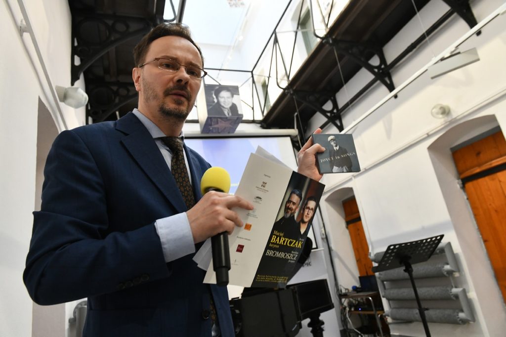 Piotr Romańczyk pokazuje okładkę płyty